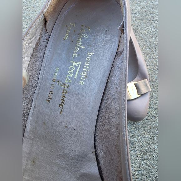 SALVATORE FERRAGAMO Vara Nuetral Leather Gold Bow Low Heels Size 9B - Picture 6 of 17